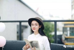 近期网红吃瓜戴眼镜女的,揭秘网络红人的真实生活